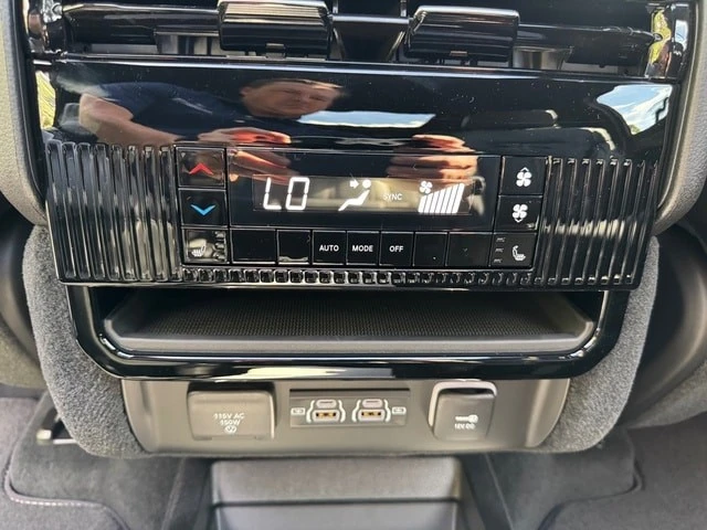 2025 Jeep WS Wagoneer - Image 17 of 21