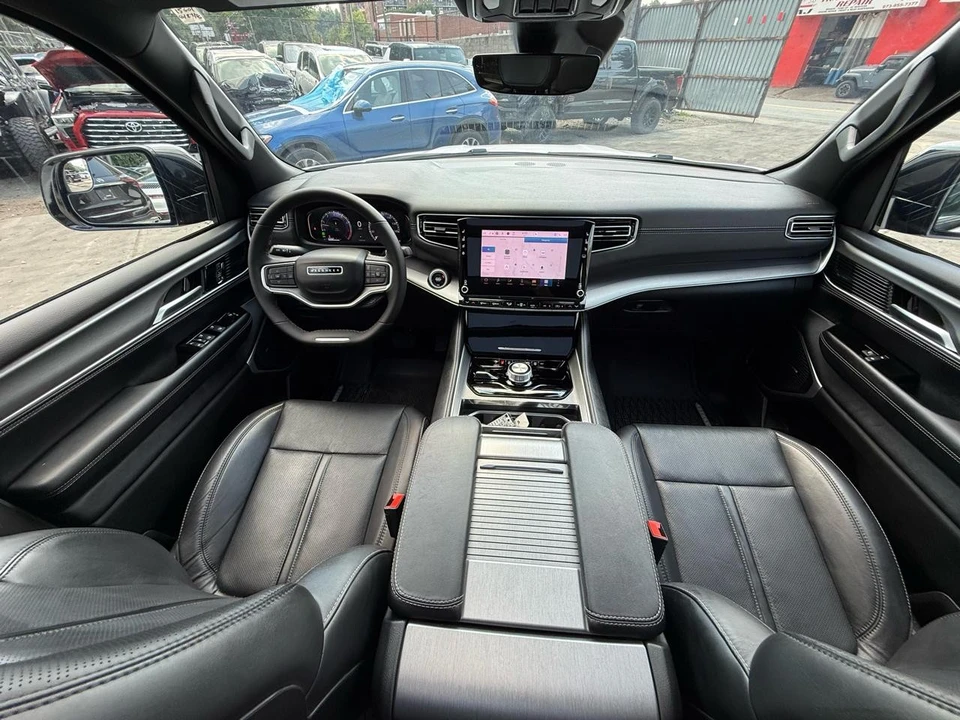 2025 Jeep WS Wagoneer - Image 21 of 31