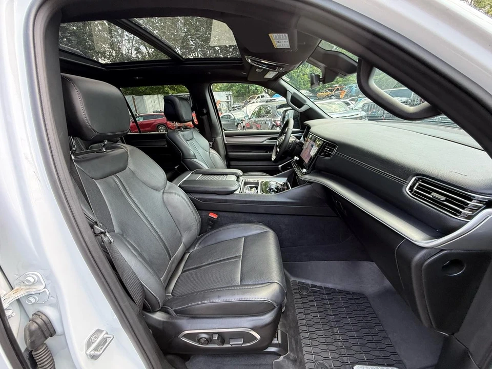 2025 Jeep WS Wagoneer - Image 23 of 31