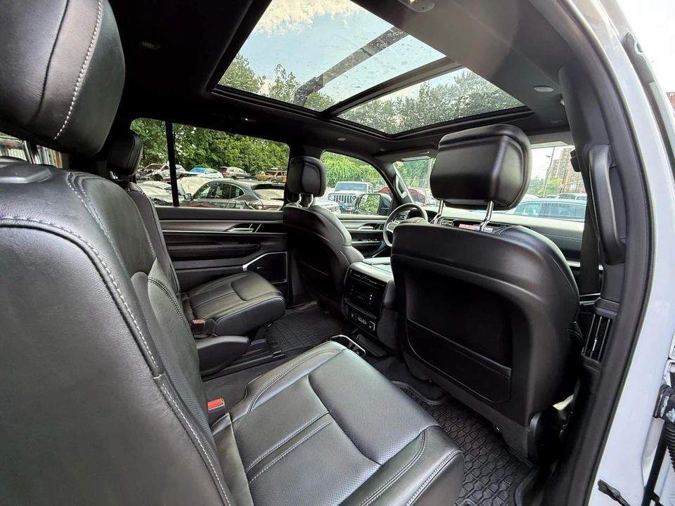 2025 Jeep WS Wagoneer - Image 20 of 31
