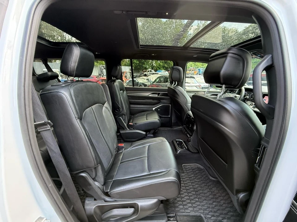 2025 Jeep WS Wagoneer - Image 17 of 31