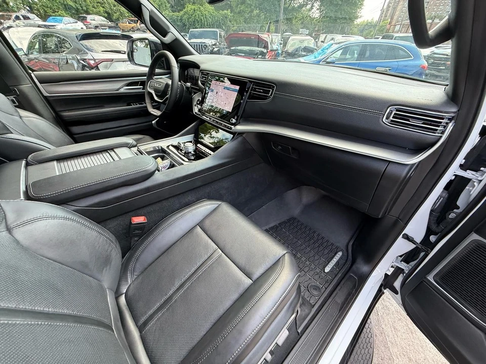2025 Jeep WS Wagoneer - Image 24 of 31