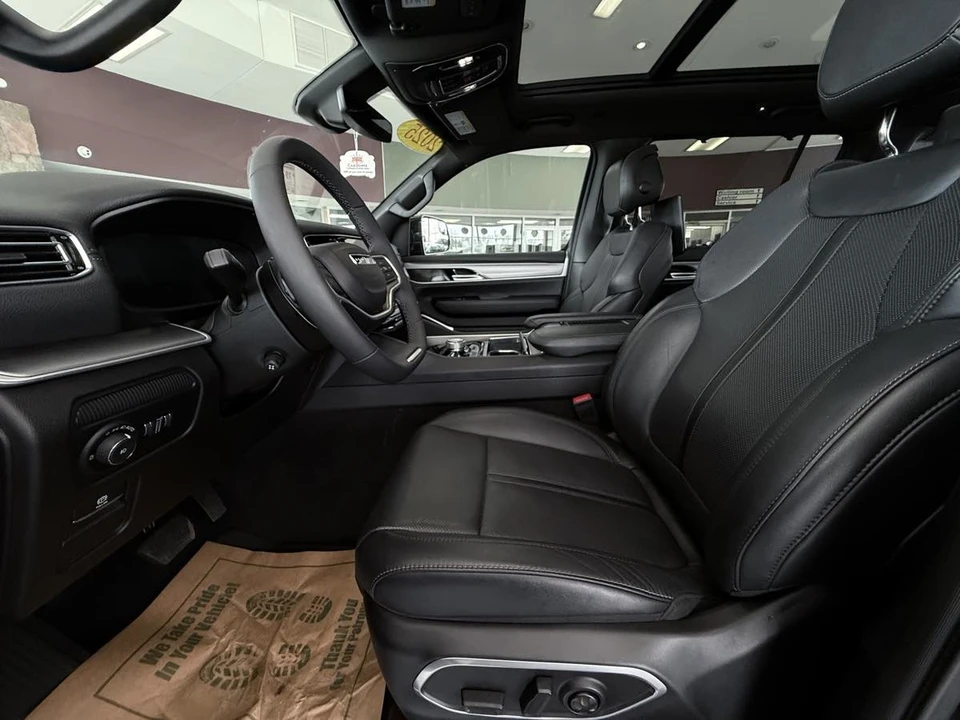 2025 Jeep WS Wagoneer - Image 28 of 31