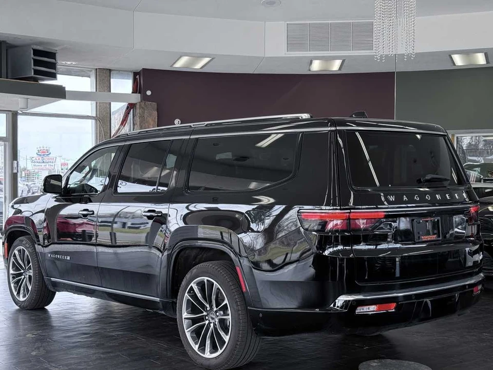 2025 Jeep WS Wagoneer - Image 11 of 31