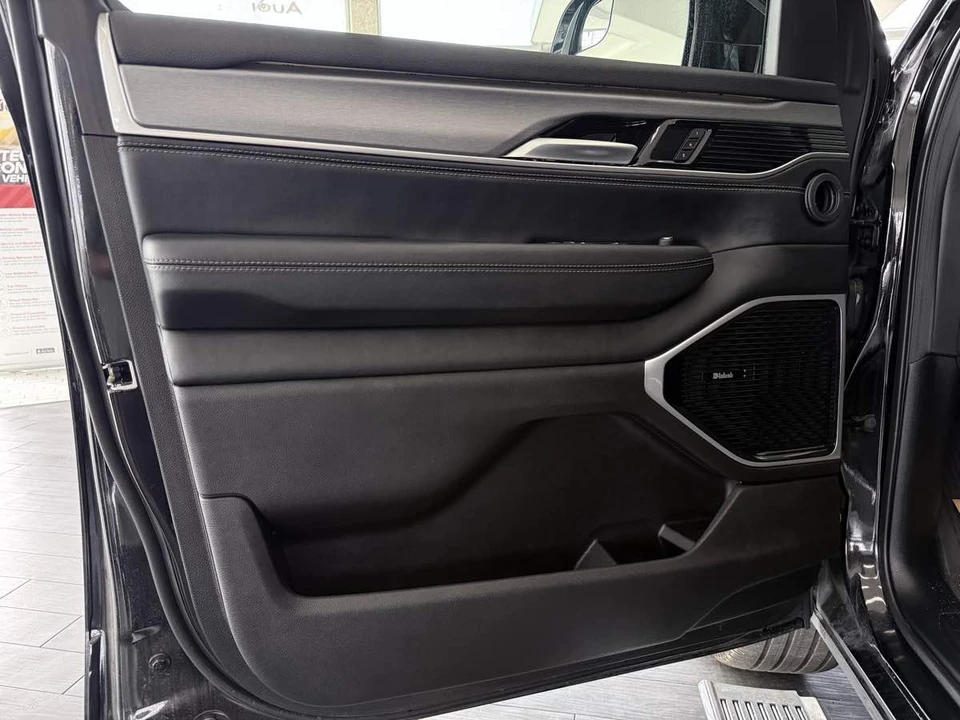 2025 Jeep WS Wagoneer - Image 29 of 31