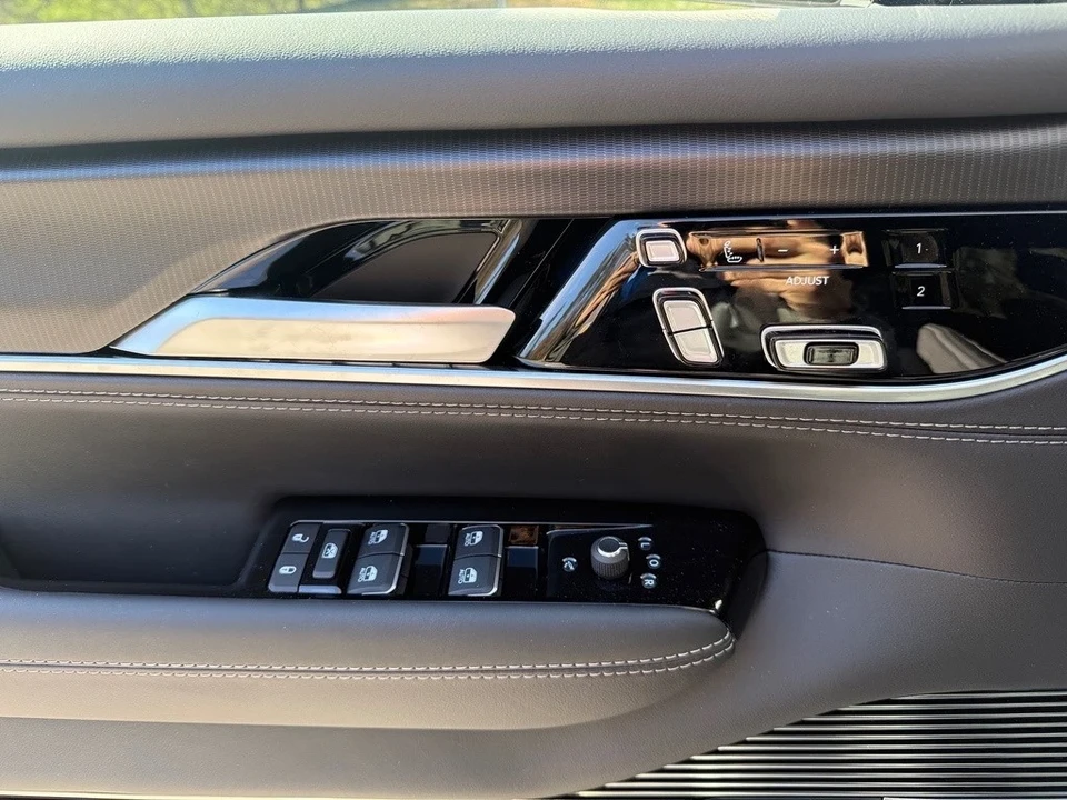 2025 Jeep WS Wagoneer - Image 15 of 21
