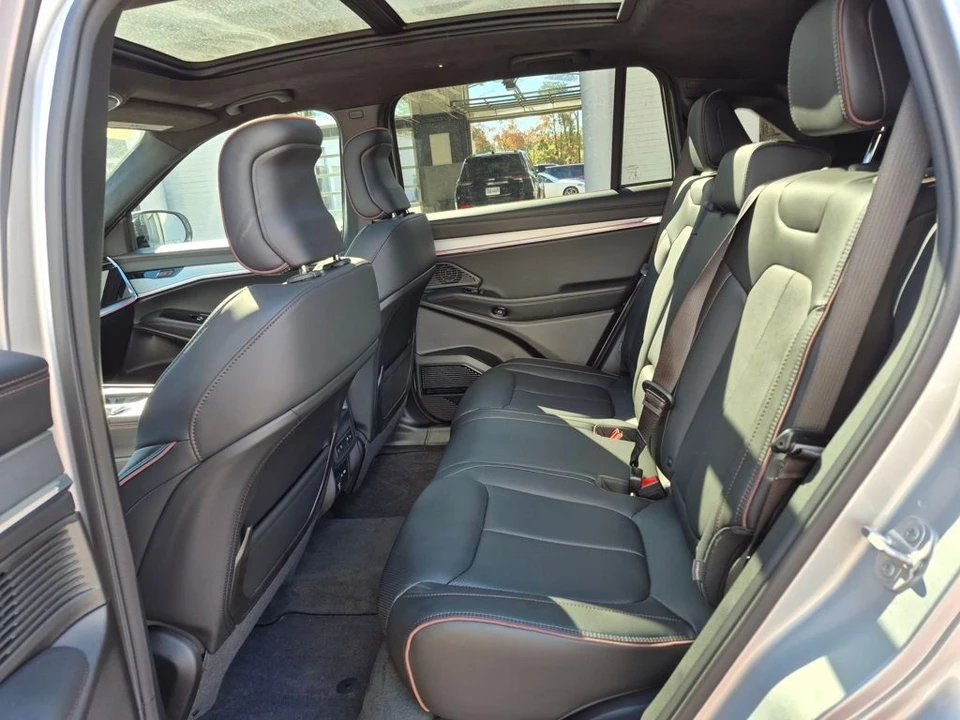 2025 Jeep Wagoneer S - Image 11 of 12