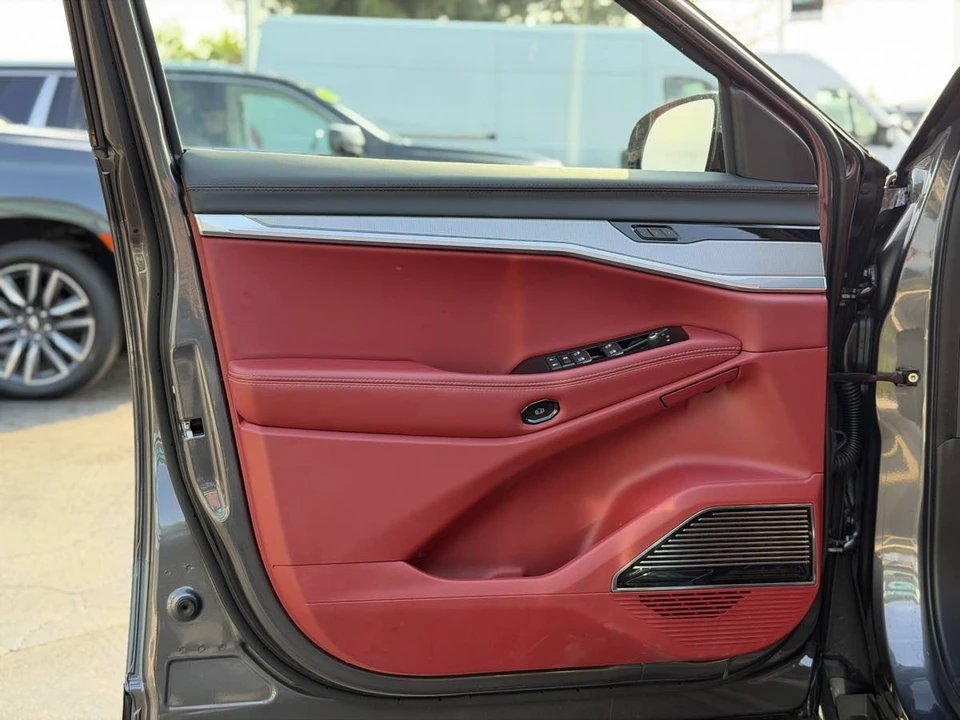 2025 Jeep Wagoneer S - Image 15 of 31