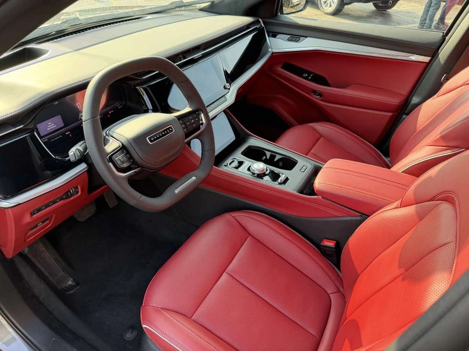 2025 Jeep Wagoneer S - Image 16 of 31
