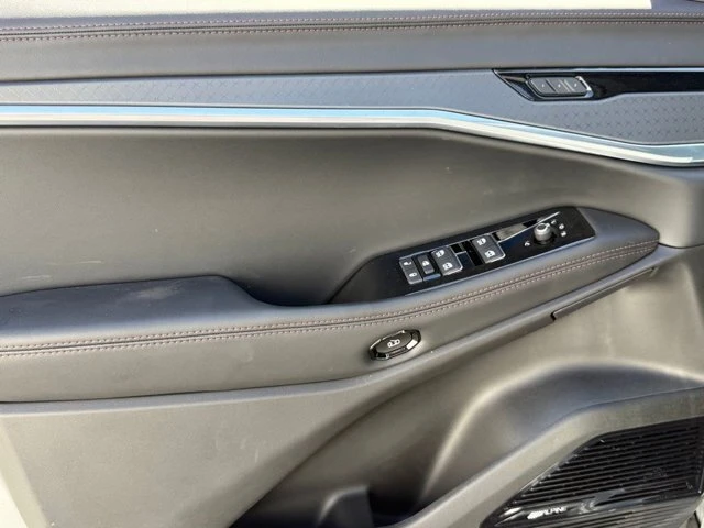 2025 Jeep Wagoneer S - Image 11 of 12