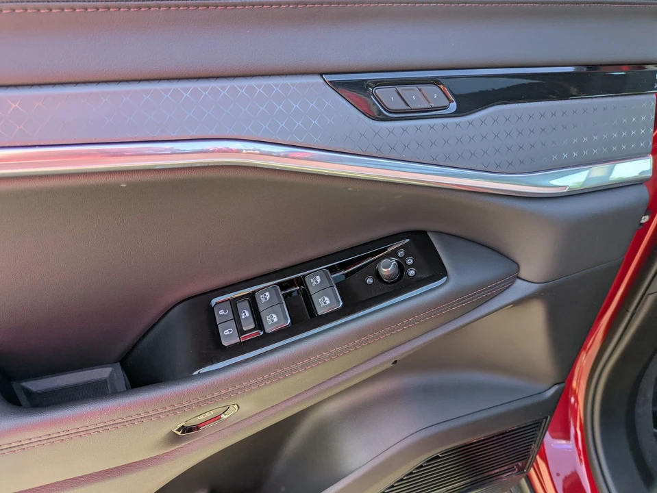 2025 Jeep Wagoneer S - Image 16 of 21