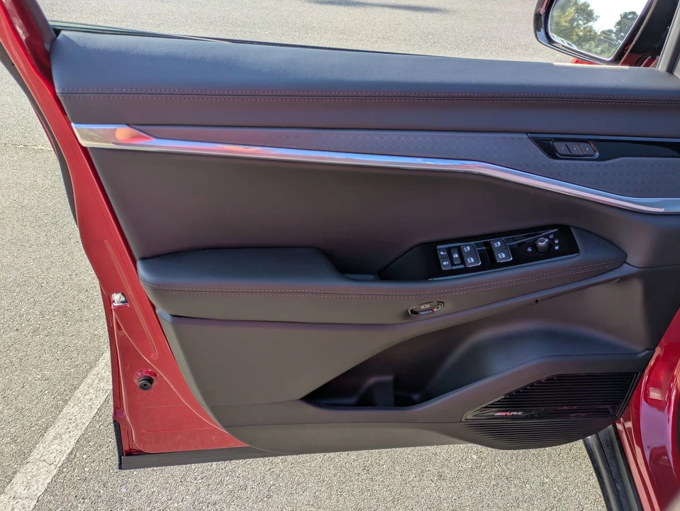 2025 Jeep Wagoneer S - Image 15 of 21
