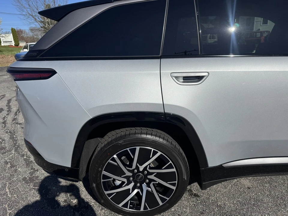 2025 Jeep Wagoneer S - Image 20 of 31