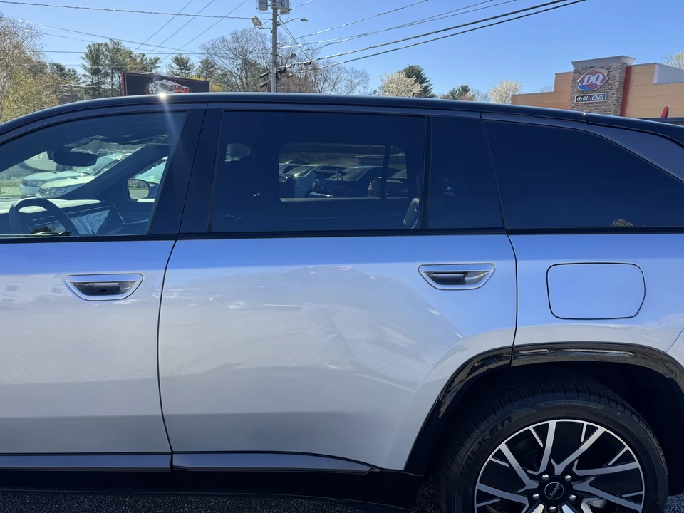 2025 Jeep Wagoneer S - Image 18 of 31