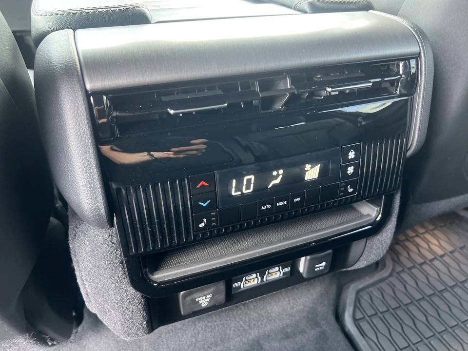 2025 Jeep WS Wagoneer - Image 15 of 31