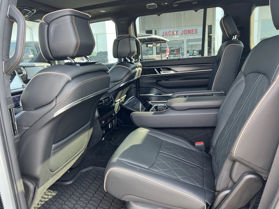 2025 Jeep WS Wagoneer - Image 13 of 31