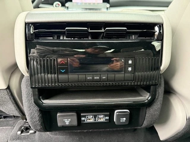 2025 Jeep WS Wagoneer - Image 17 of 21