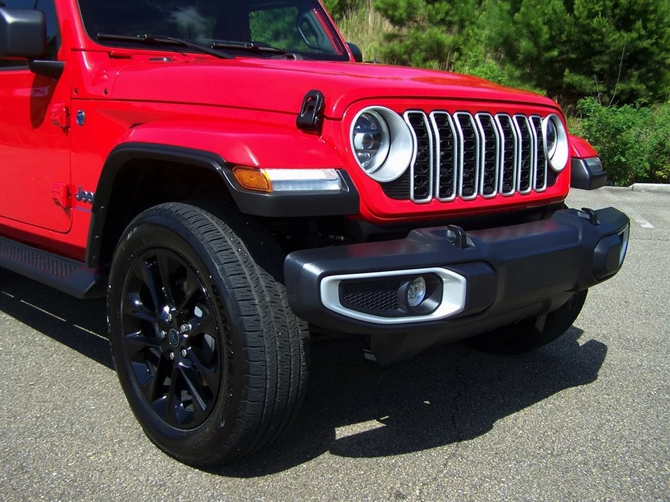 2025 Jeep JL Wrangler - Image 25 of 31