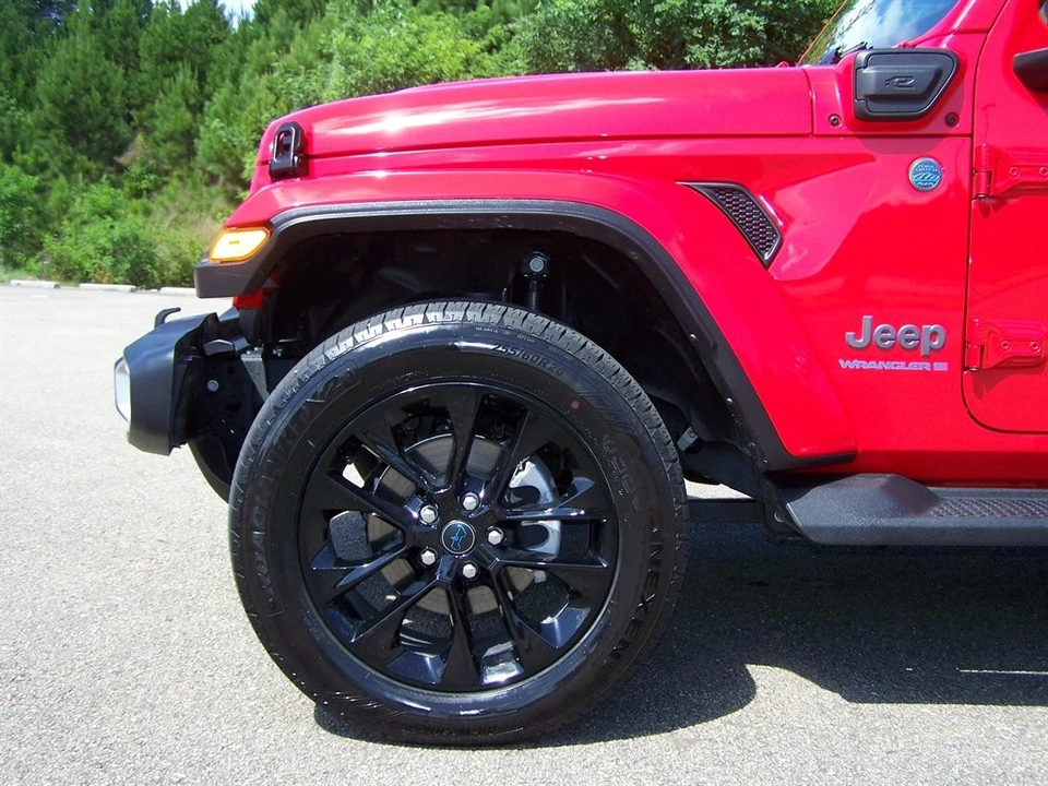 2025 Jeep JL Wrangler - Image 15 of 31