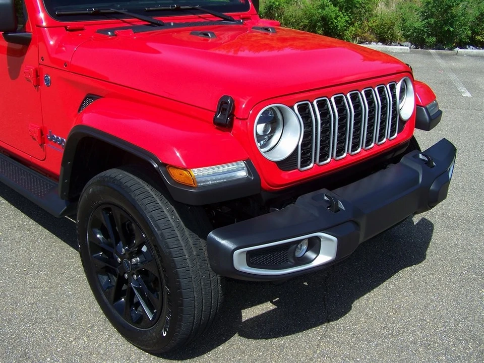 2025 Jeep JL Wrangler - Image 24 of 31