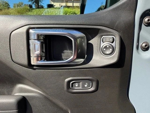 2025 Jeep JL Wrangler - Image 13 of 21