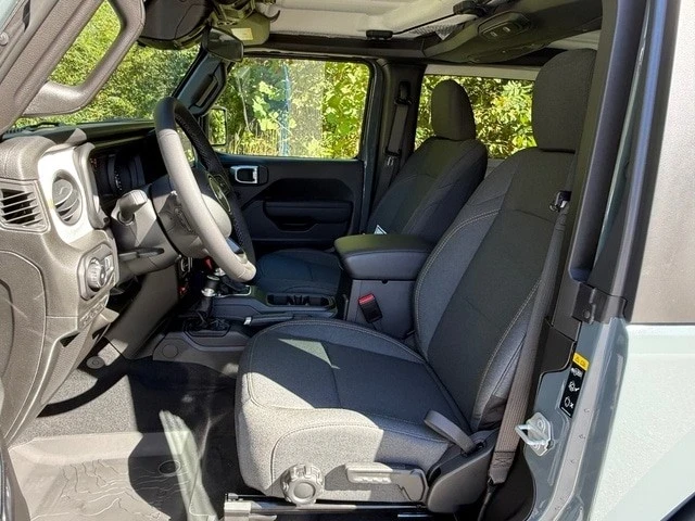 2025 Jeep JL Wrangler - Image 12 of 21
