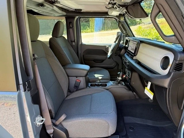 2025 Jeep JL Wrangler - Image 19 of 21
