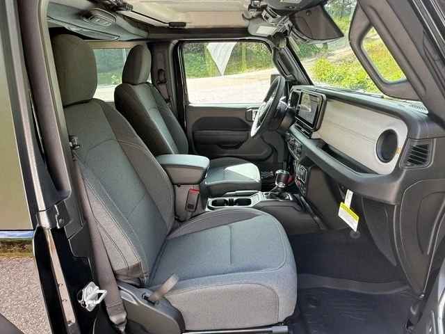2025 Jeep JL Wrangler - Image 19 of 21