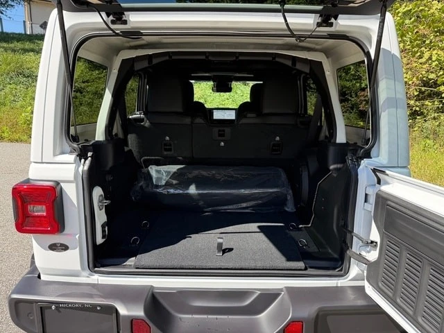 2025 Jeep JL Wrangler - Image 17 of 21