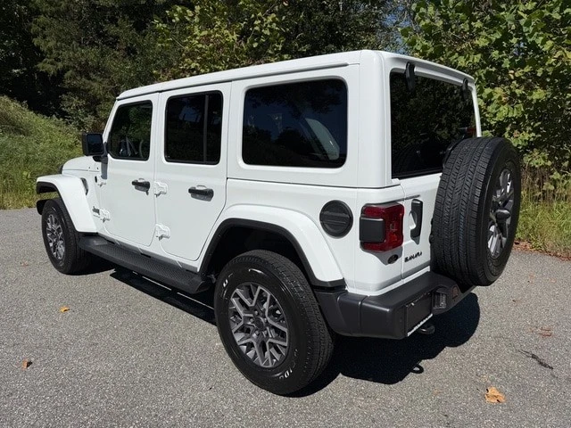 2025 Jeep JL Wrangler - Image 9 of 31