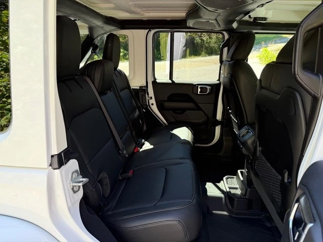 2025 Jeep JL Wrangler - Image 20 of 31