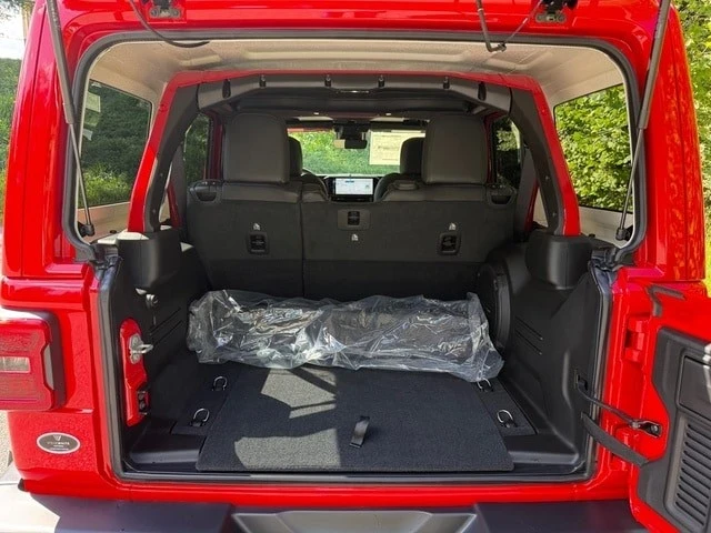 2025 Jeep JL Wrangler - Image 17 of 21