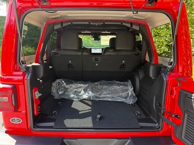 2025 Jeep JL Wrangler - Image 17 of 21