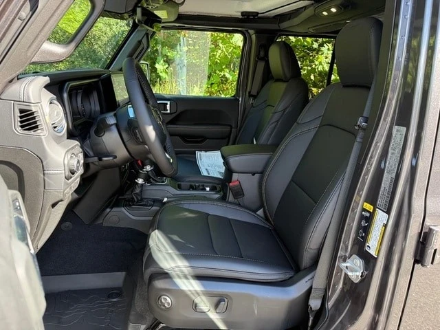 2025 Jeep JL Wrangler - Image 12 of 21
