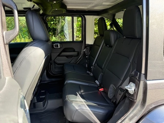 2025 Jeep JL Wrangler - Image 15 of 21