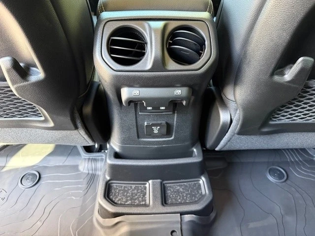 2025 Jeep JL Wrangler - Image 16 of 21