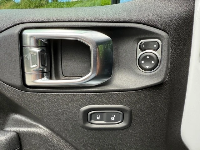 2025 Jeep JL Wrangler - Image 13 of 21