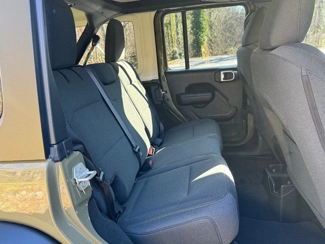 2025 Jeep JL Wrangler - Image 17 of 21