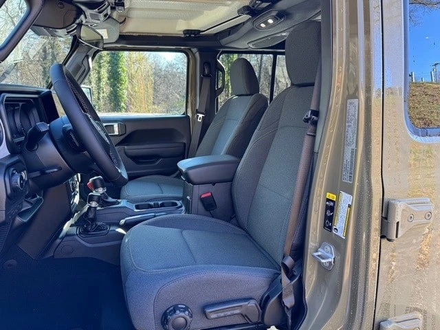 2025 Jeep JL Wrangler - Image 13 of 21