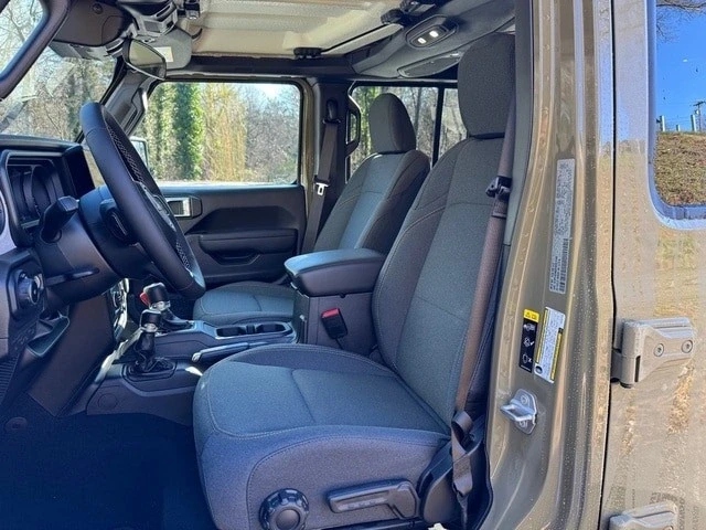 2025 Jeep JL Wrangler - Image 14 of 21