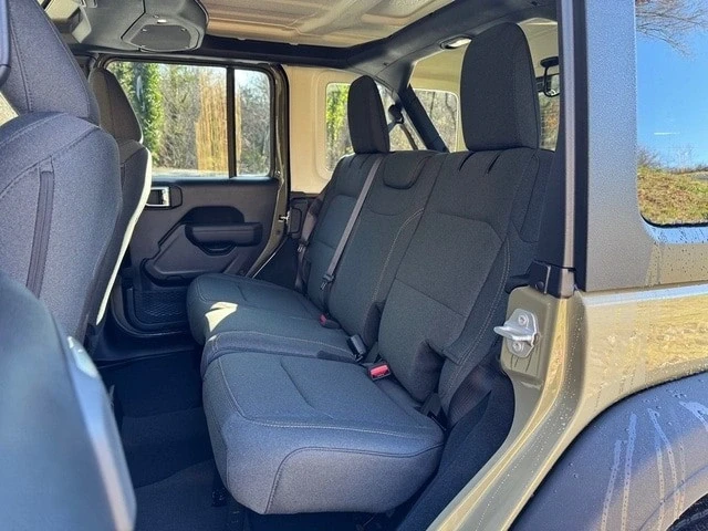 2025 Jeep JL Wrangler - Image 15 of 21
