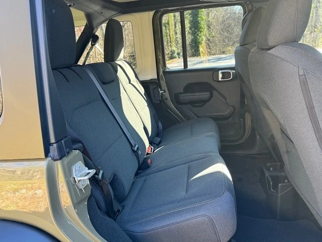 2025 Jeep JL Wrangler - Image 17 of 21