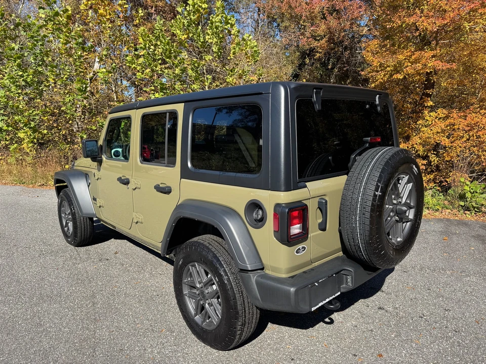 2025 Jeep JL Wrangler - Image 9 of 21
