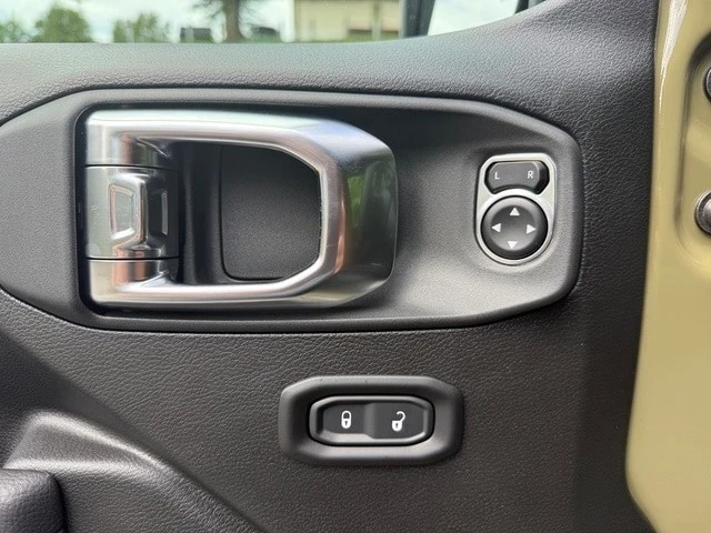 2025 Jeep JL Wrangler - Image 13 of 21