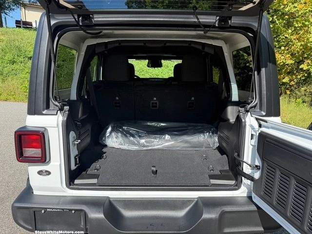 2025 Jeep JL Wrangler - Image 17 of 21