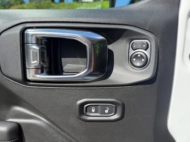 2025 Jeep JL Wrangler - Image 13 of 21