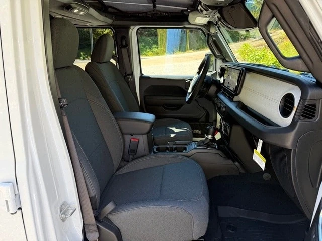 2025 Jeep JL Wrangler - Image 20 of 21