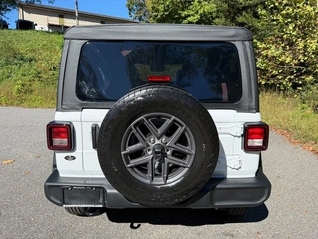 2025 Jeep JL Wrangler - Image 8 of 21