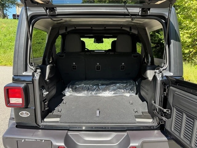 2025 Jeep JL Wrangler - Image 17 of 21