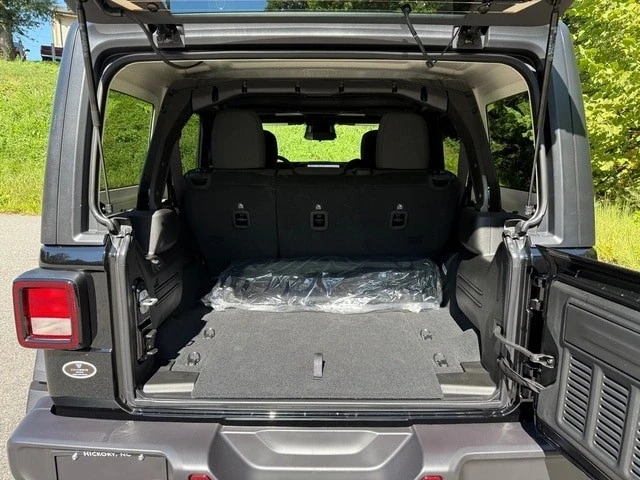 2025 Jeep JL Wrangler - Image 17 of 21